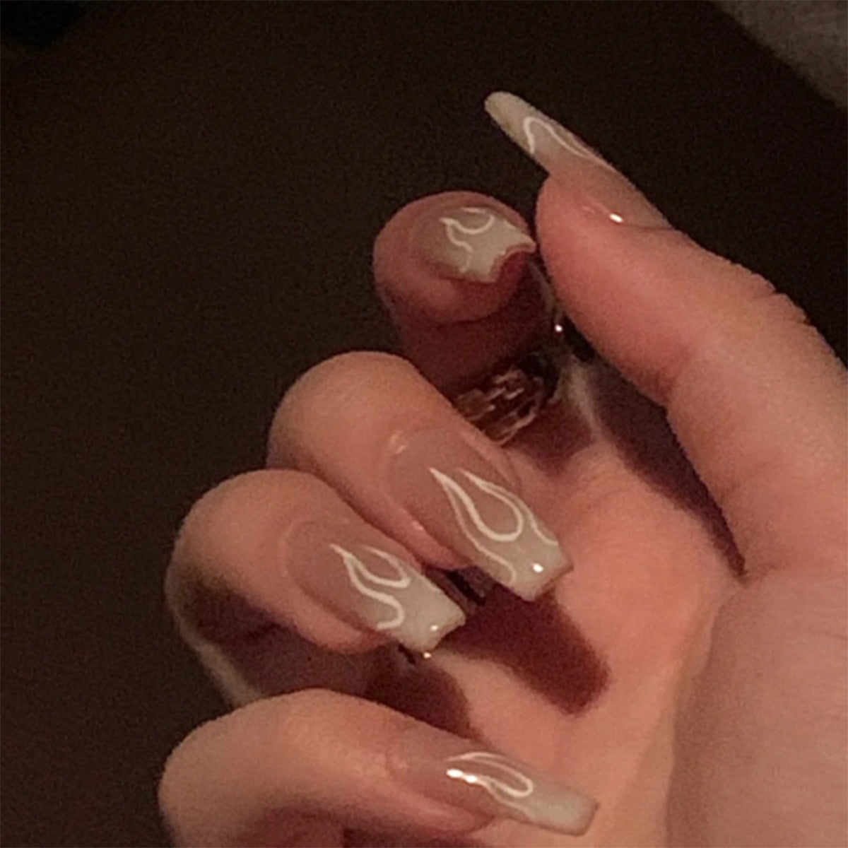 Künstliche Nagelkunst mit feurigen Akzenten Brehn