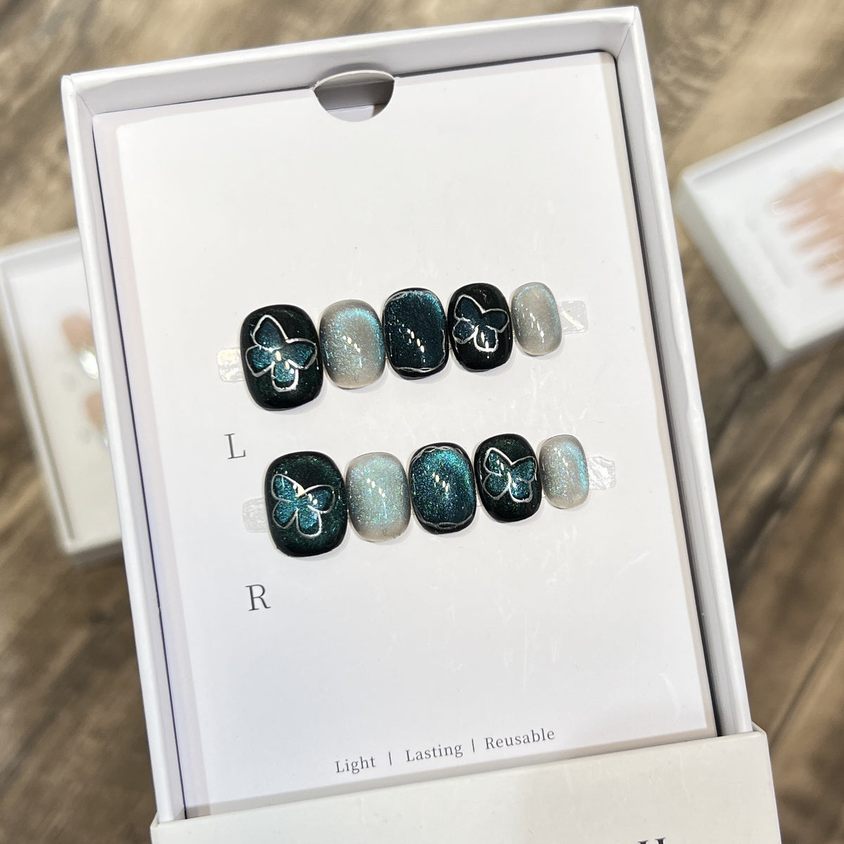 Dekoratives Press-On Nagelkunstset mit Schmetterlings- und Glitzerakzenten Brehn