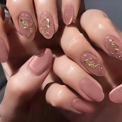 Kunstnagelset mit eleganten goldenen Akzenten und schimmerndem Finish Brehn