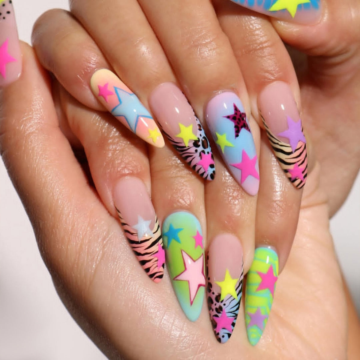 Kunstnagelset mit bunten Sternen- und Tiermotiven Brehn