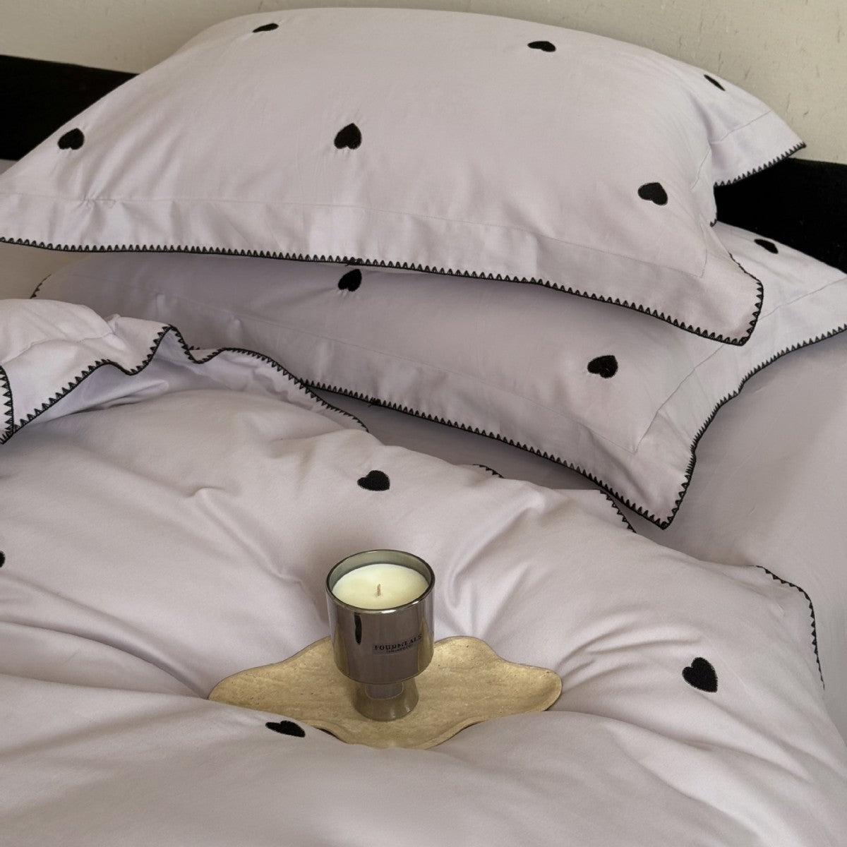 Luxuriöses Baumwollsatin-Bettwäsche-Set mit minimalistischer Herz-Stickerei und feiner Randpaspel