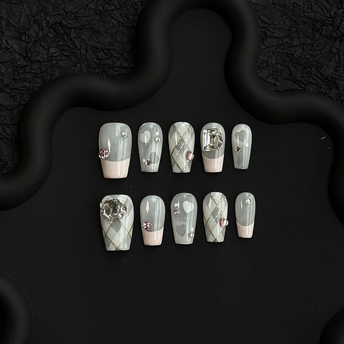 Dekoratives Press-On Nagelkunstset mit Strass- und Herzakzenten