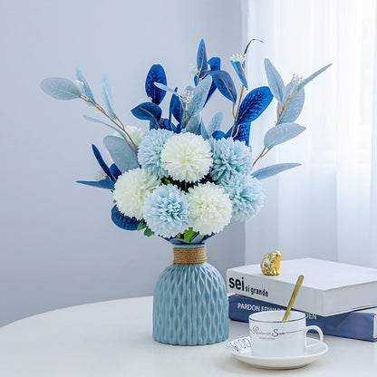 Lebensechte Blumenarrangement in dekorativer Vase