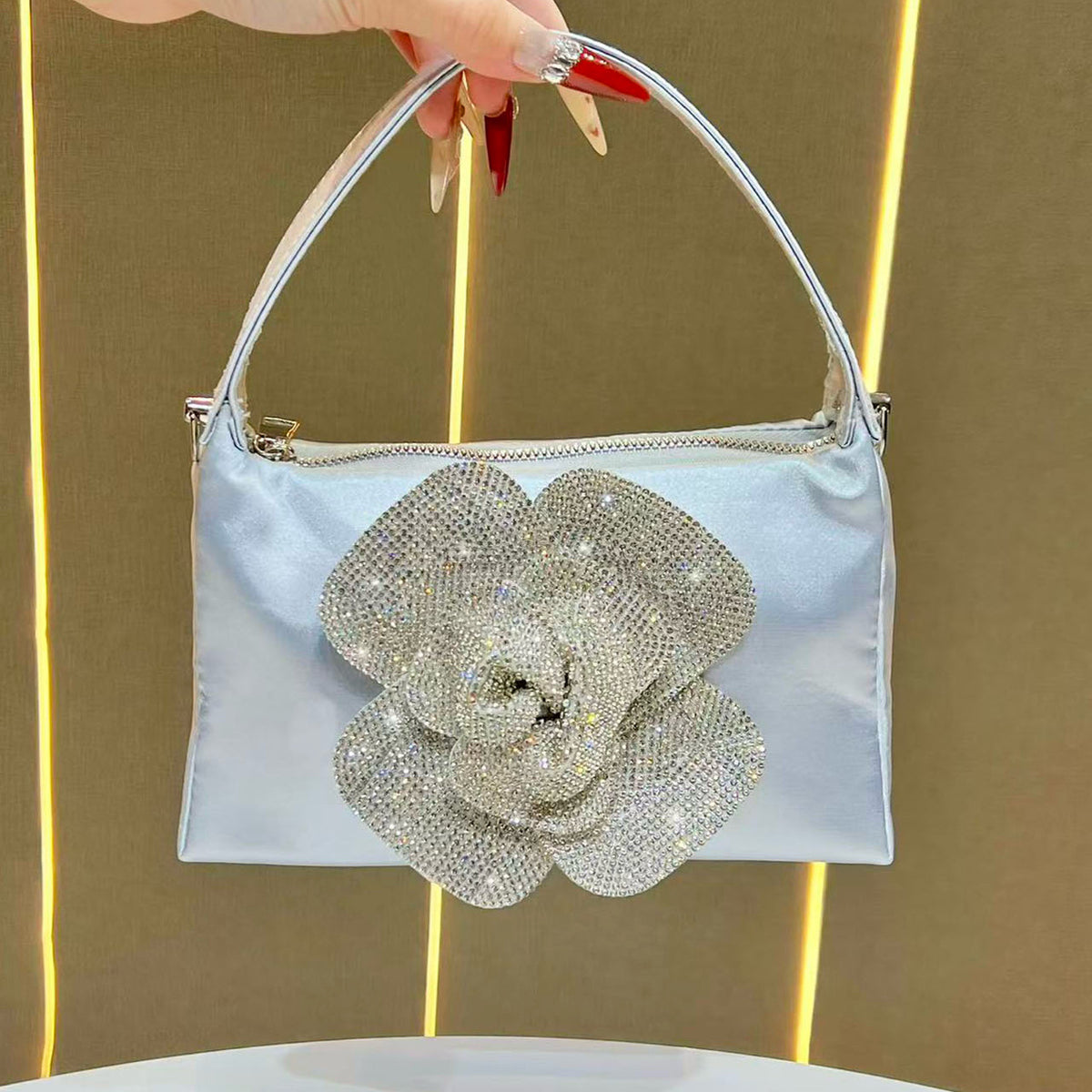 Blumenverzierter Handtasche
