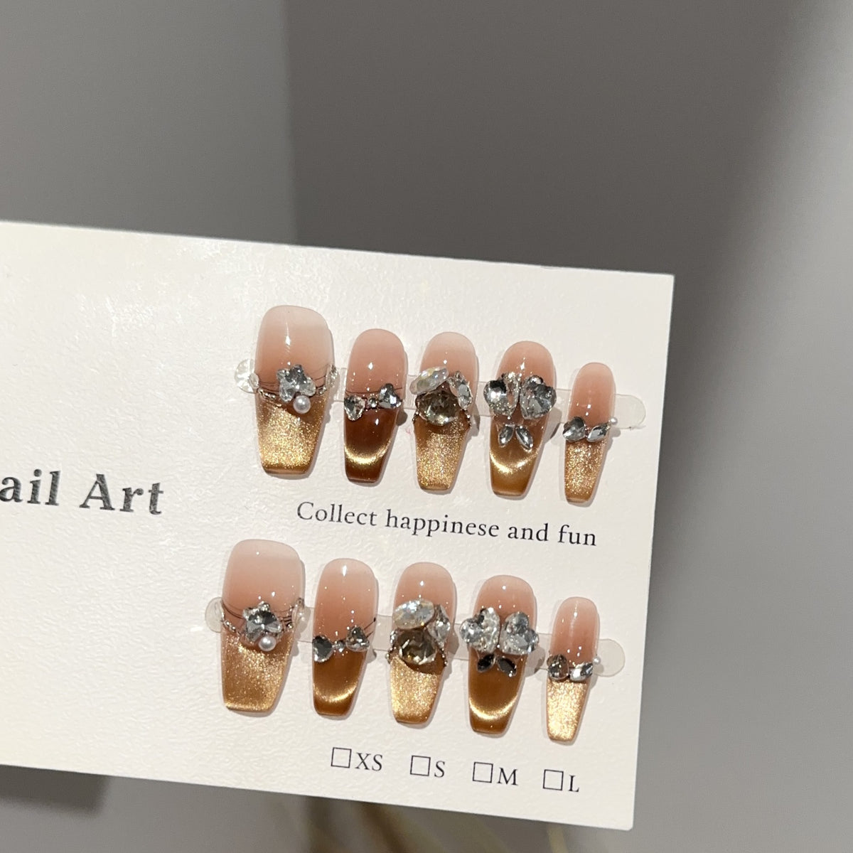Dekoratives Press-On-Nagelset mit Strassakzenten