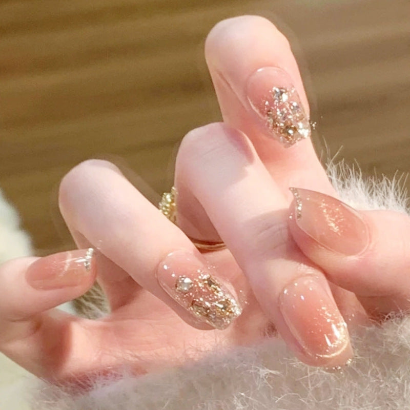 Kunstnagelset mit funkelnden Glitzer- und 3D-Applikationen Brehn