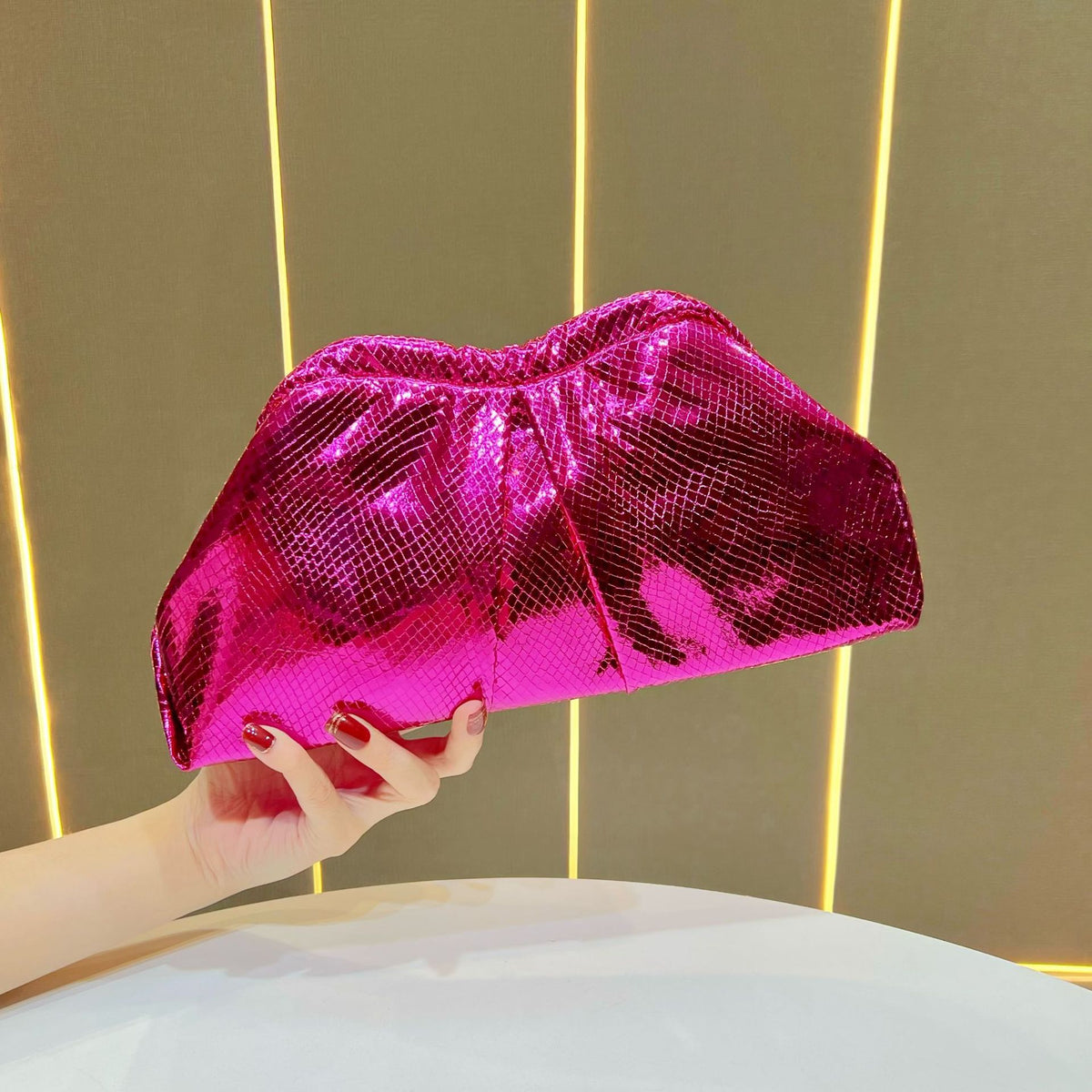 Metallic Geschopfte Clutch