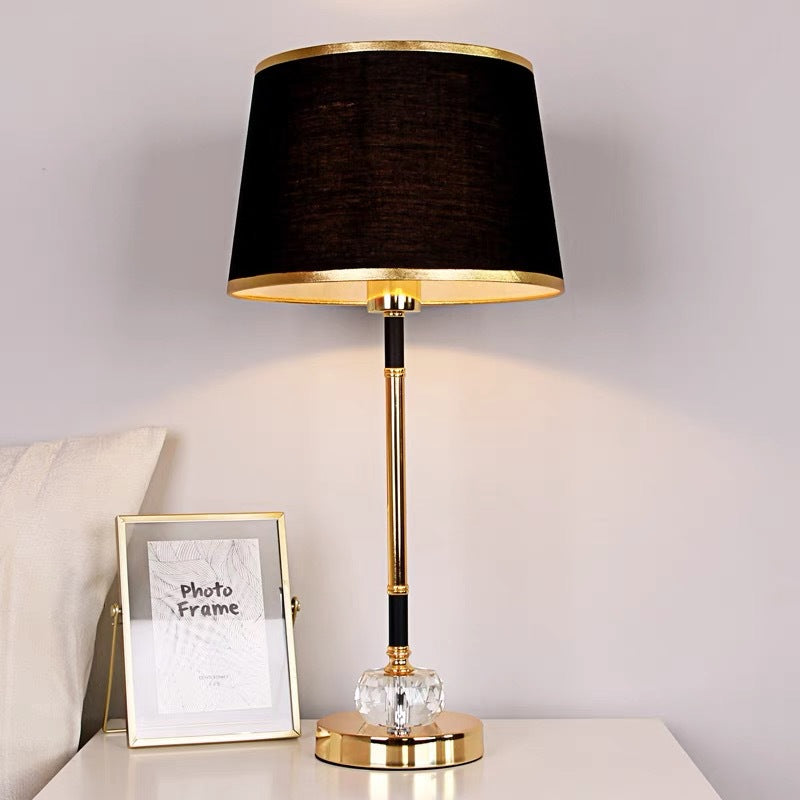 Elegante schwarze und goldene Tischlampe