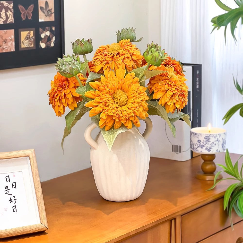 Lebensechter dekorativer Blumenstrauß