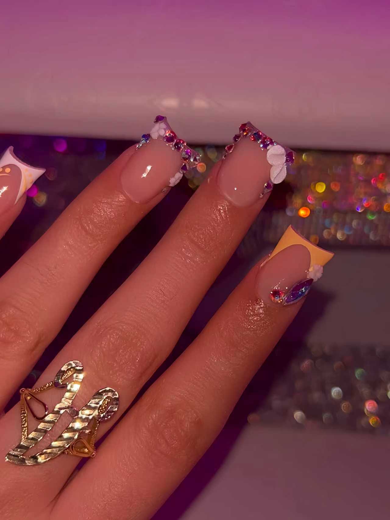 Dekorative florale Strass-Nagelerweiterungen Brehn