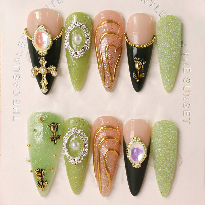 Kunstnagelset mit luxuriösen Verzierungen Brehn
