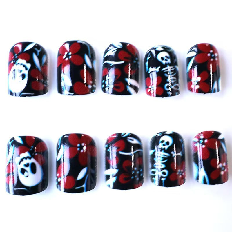 Kreative Kunstnägel mit Totenkopf-Motiv und floralen Elementen Brehn
