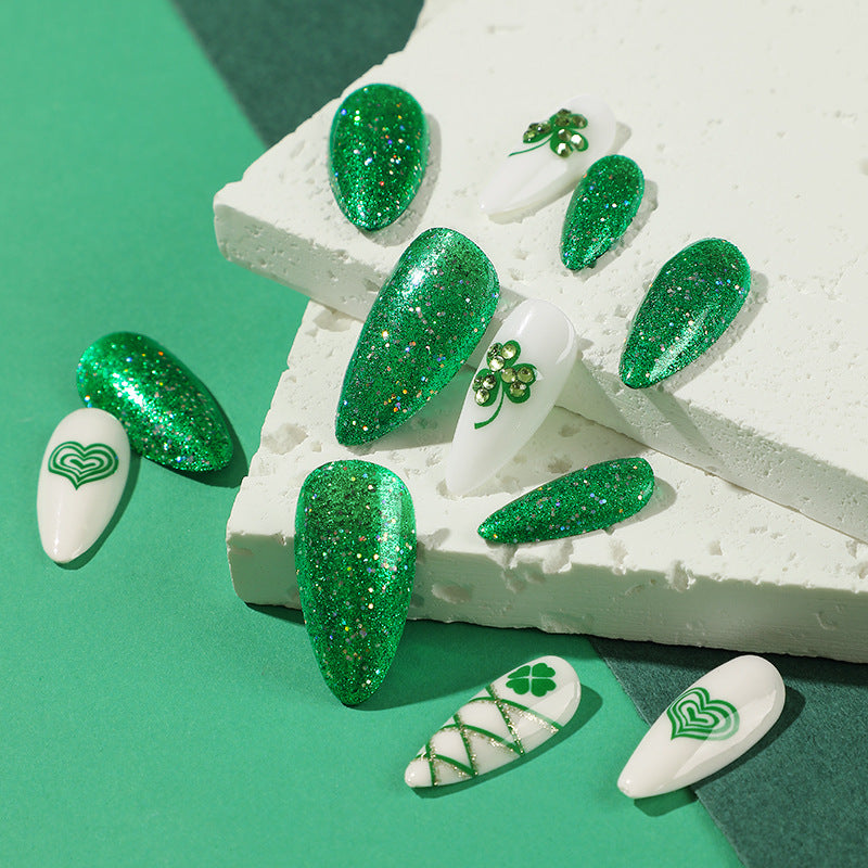 Kunstvolle Stiletto-Nägel mit Glitzer- und Kleeblattmotiven Brehn
