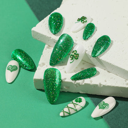 Kunstvolle Stiletto-Nägel mit Glitzer- und Kleeblattmotiven Brehn