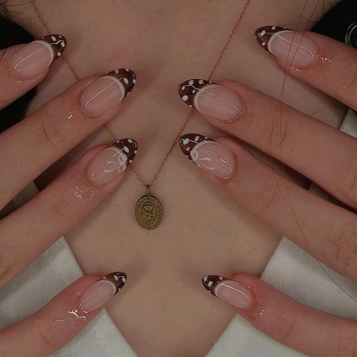 Kunstvolle Nagelkunst mit eleganter Spitzenverzierung Brehn