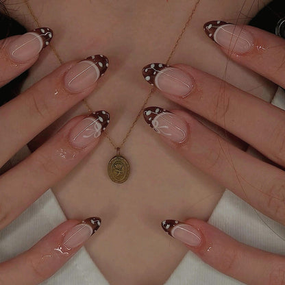 Kunstvolle Nagelkunst mit eleganter Spitzenverzierung Brehn