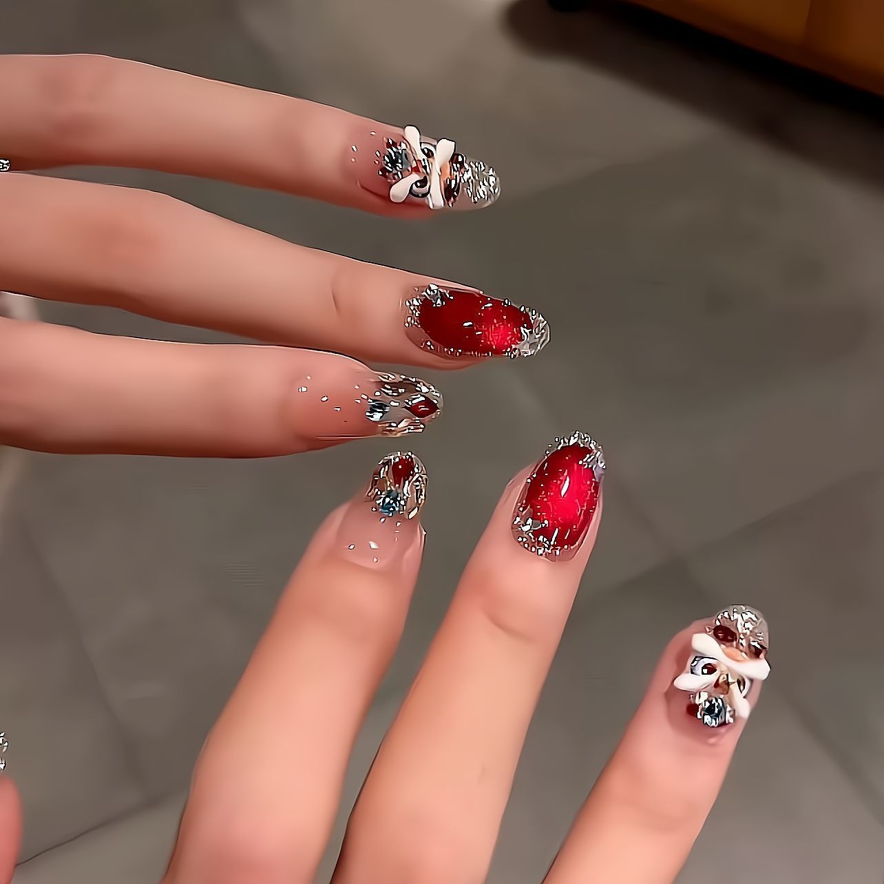 Künstlerische mit Strass veredelte Nagelverlängerungen Brehn