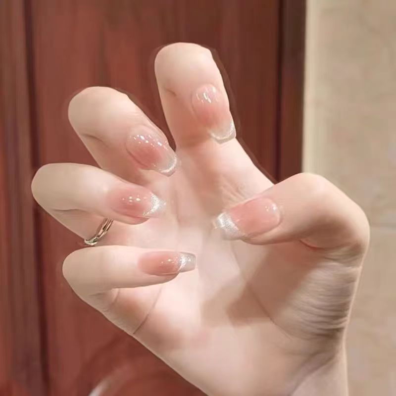 Elegante Kunstnägel mit Funkelndem Glitter und Französischer Spitze Brehn