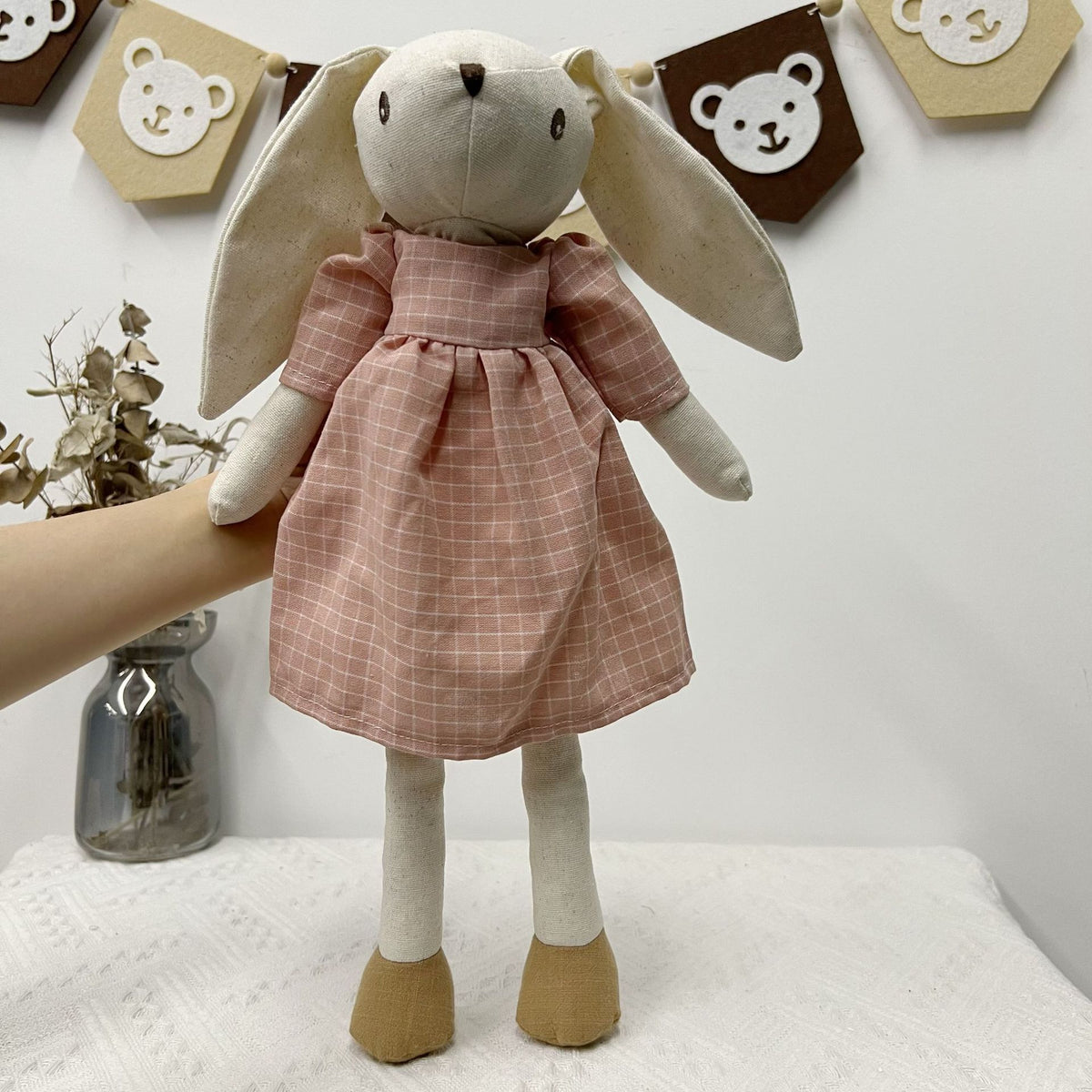 Handgefertigter Organic Cotton Langbein Bunny Plüsch mit besticktem Overall