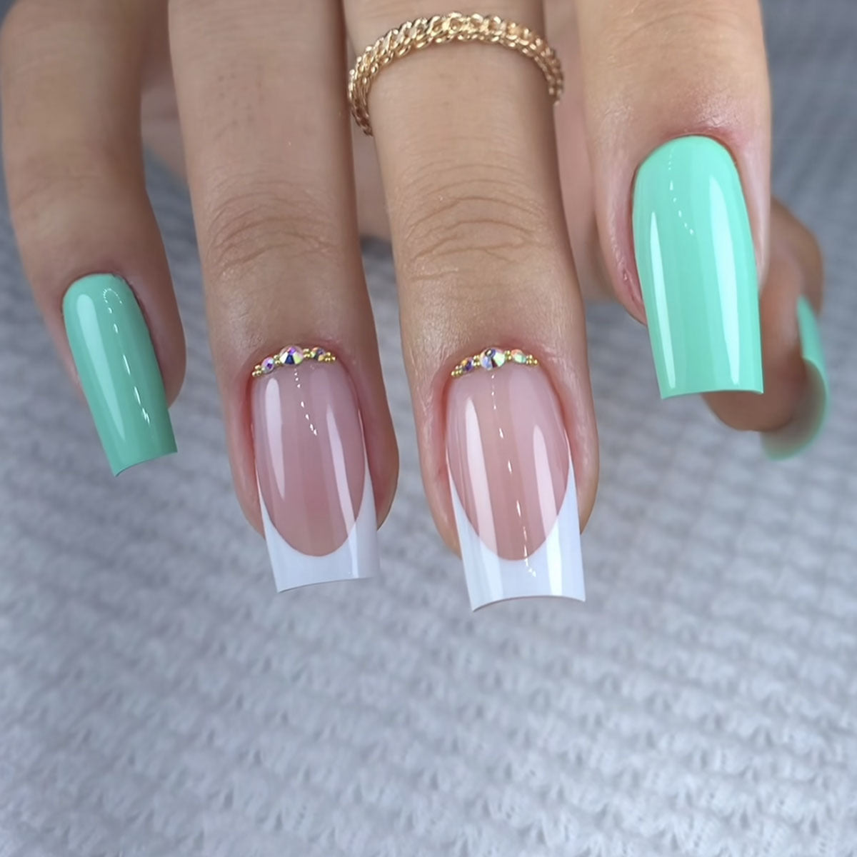 Elegante Stiletto Press-On Nagelkunst mit Strass-Akzenten Brehn