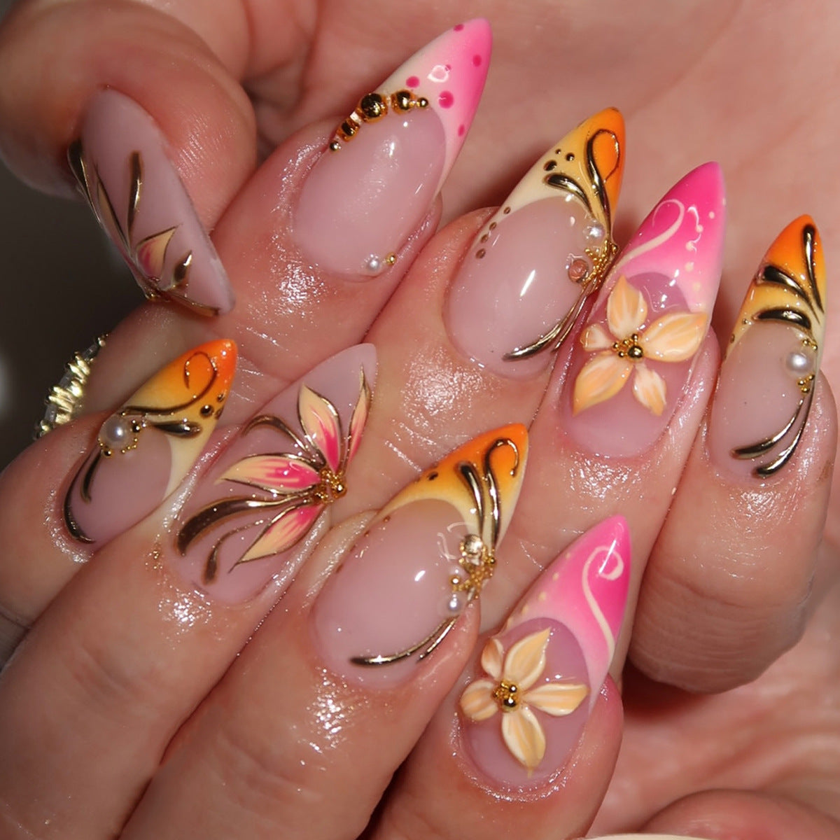 Elegante Kunstnägel mit Floralem Design Brehn