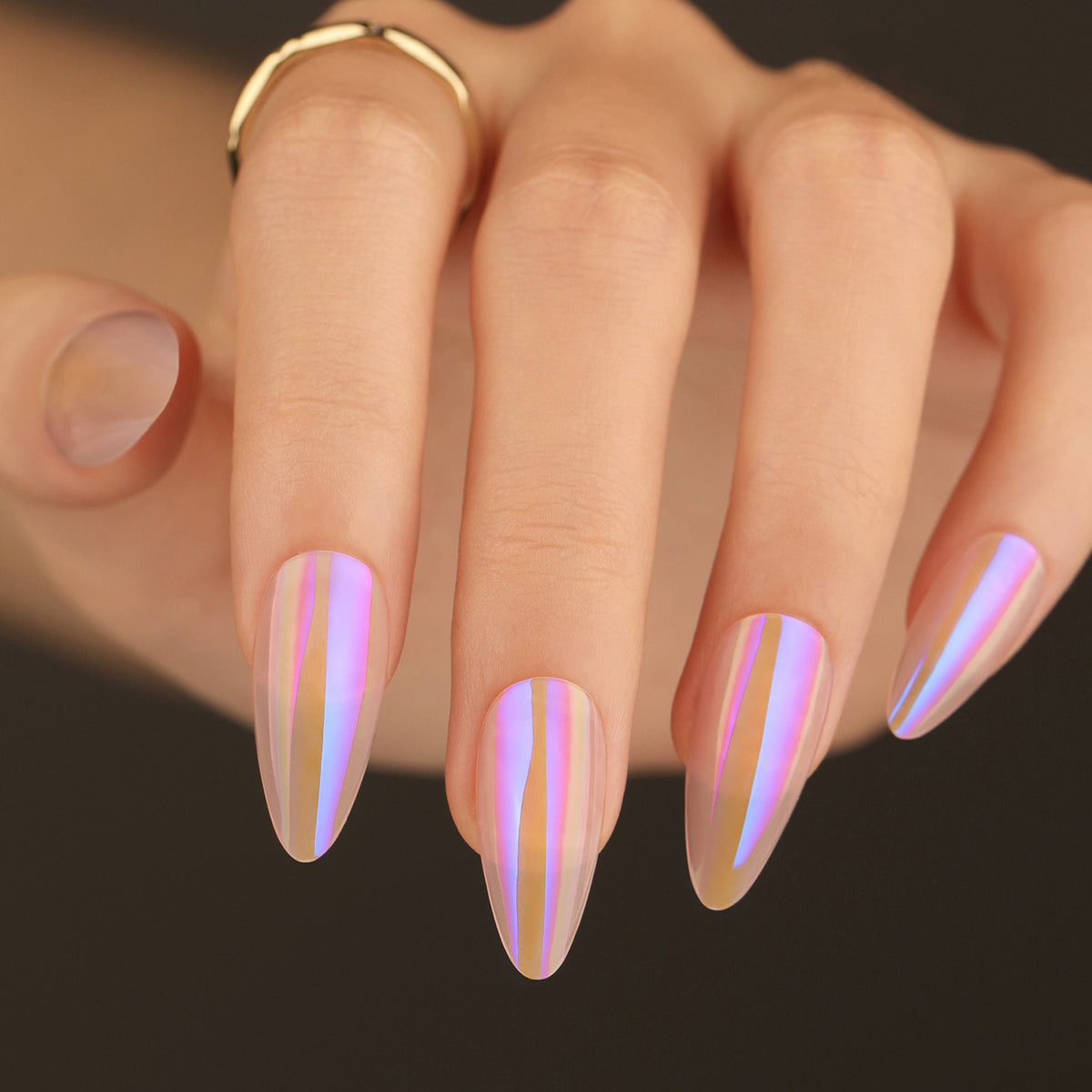 Stylische und schimmernde Nagelverlängerungen Brehn