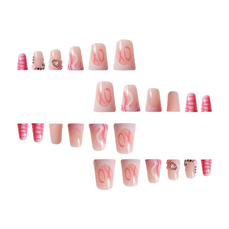 Dekoratives Press-On-Nageldesign mit Herz- und Edelsteinakzenten Brehn