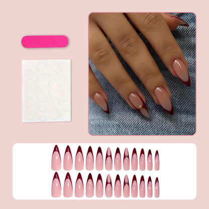 Kunstnagelset mit spitzen Formen und glänzenden Akzenten Brehn
