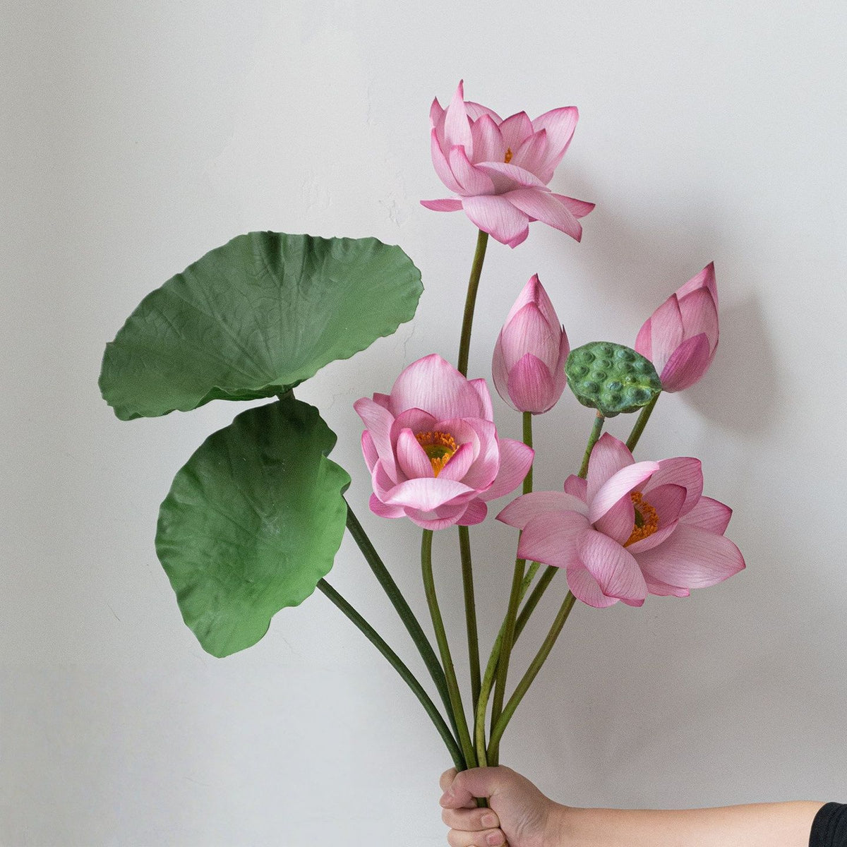 Realistische Lotusblumenarrangement