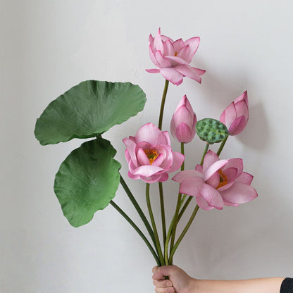 Realistische Lotusblumenarrangement