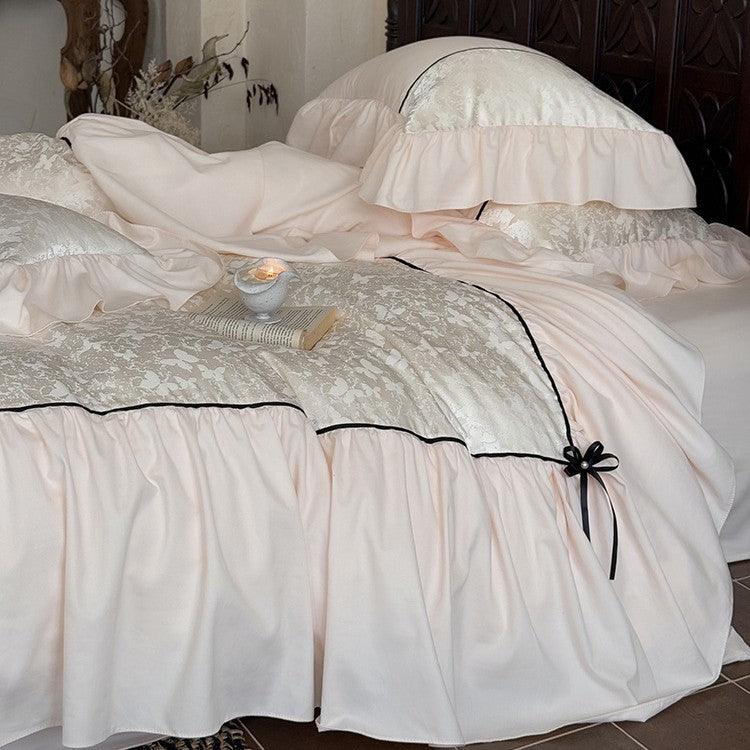 Romantische Bettgarnitur mit Volant, Jacquard-Relief und Zierband