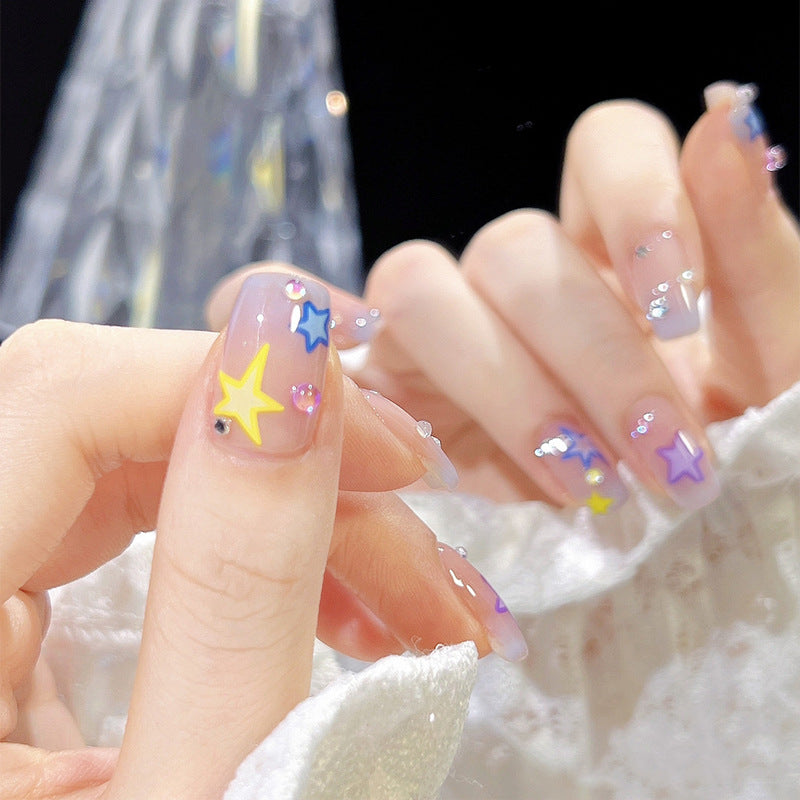 Kunstnagelset mit eleganten blühenden Verzierungen und zartem Ombre-Effekt Brehn