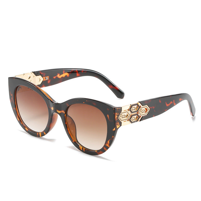 Modische Cat-Eye-Sonnenbrille mit dekorativen Akzenten Brehn