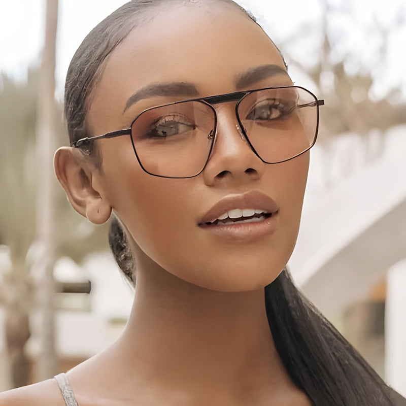Damen Sonnenbrille im modernen, geometrischen Design mit robustem Metallrahmen Brehn