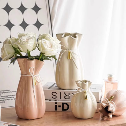 Elegante Keramikvase mit zarter Rüschenkante Brehn