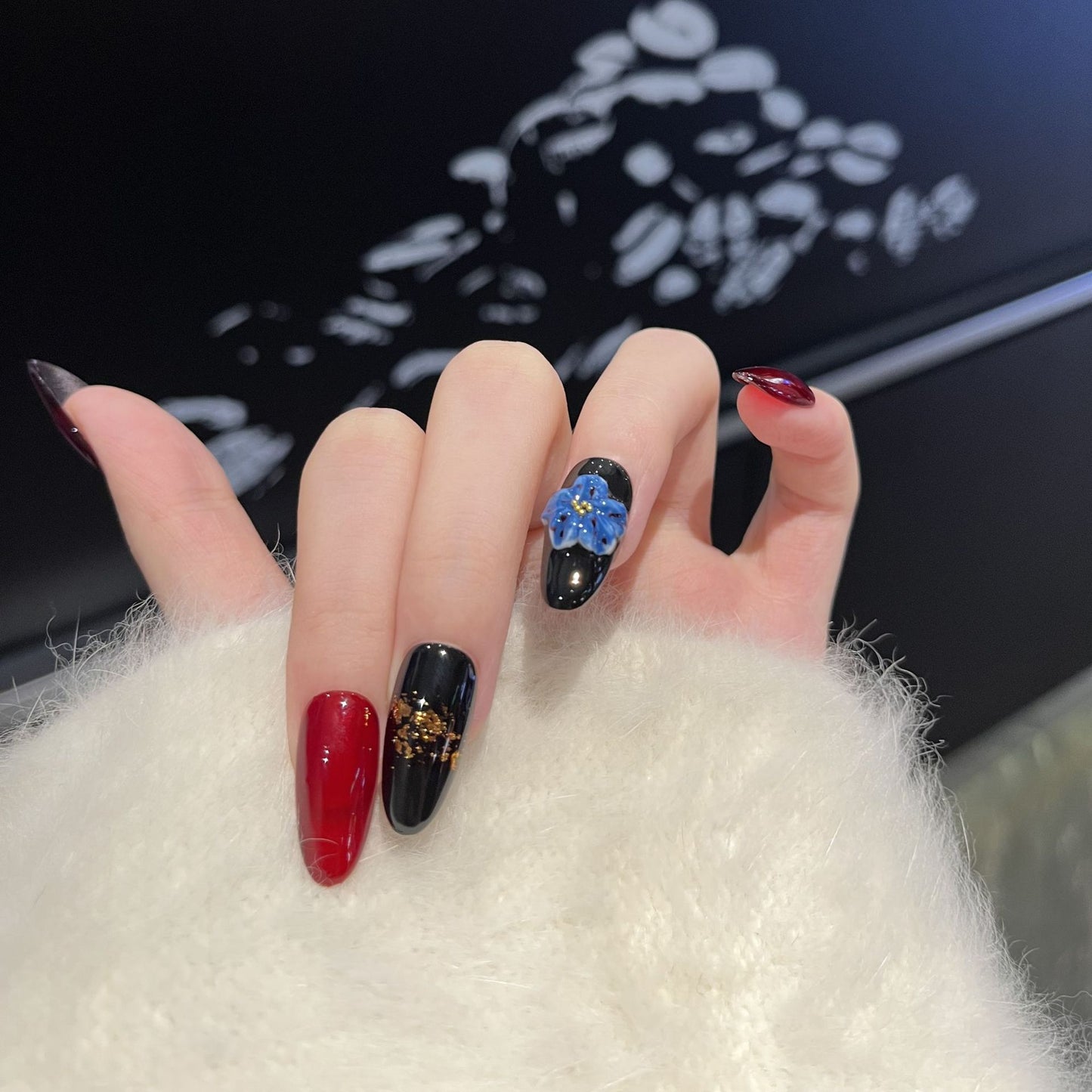 Künstlerisches Floral Akzent Press-On Nagelset Brehn