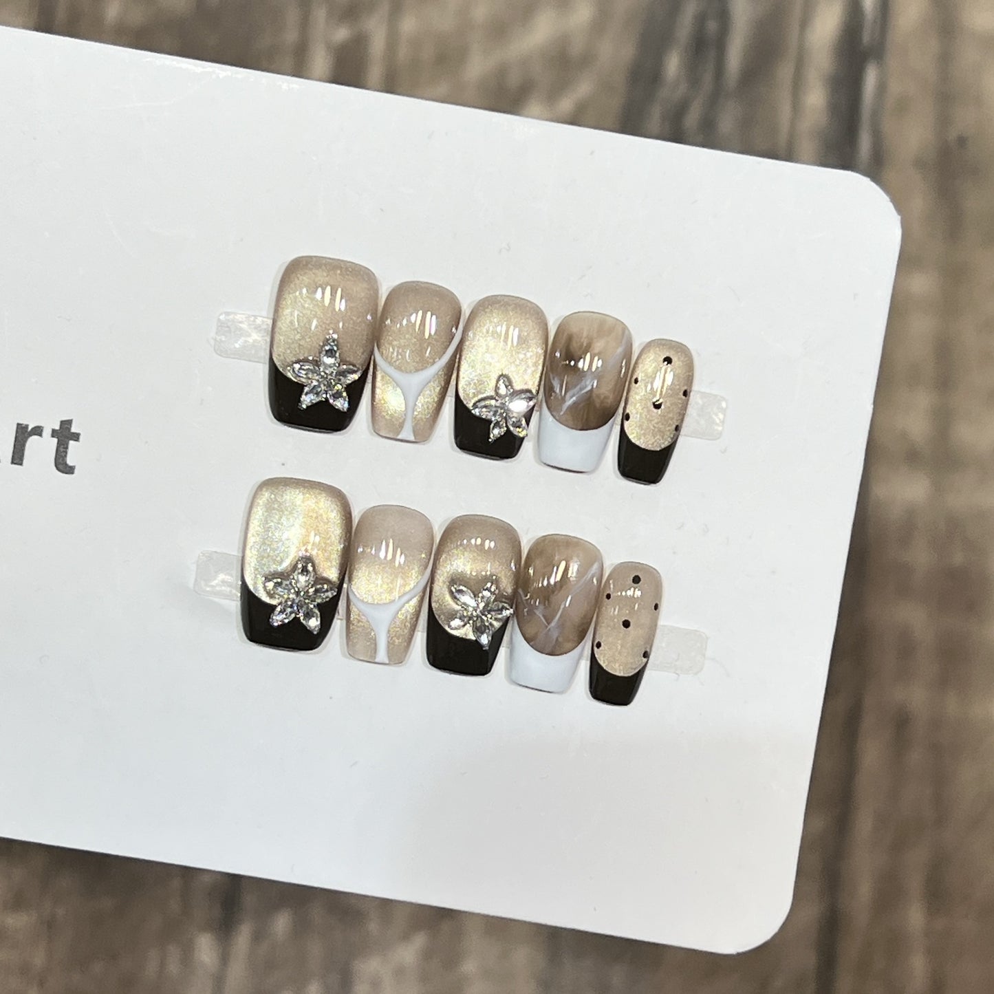 Elegantes Press-On Nail Art Set mit floralen Verzierungen Brehn