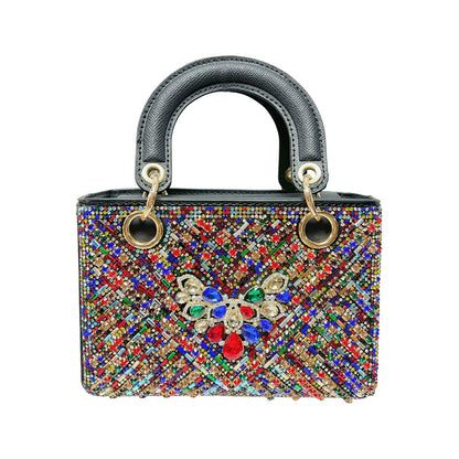 Aufwendige mit Kristallen verzierte Handtasche