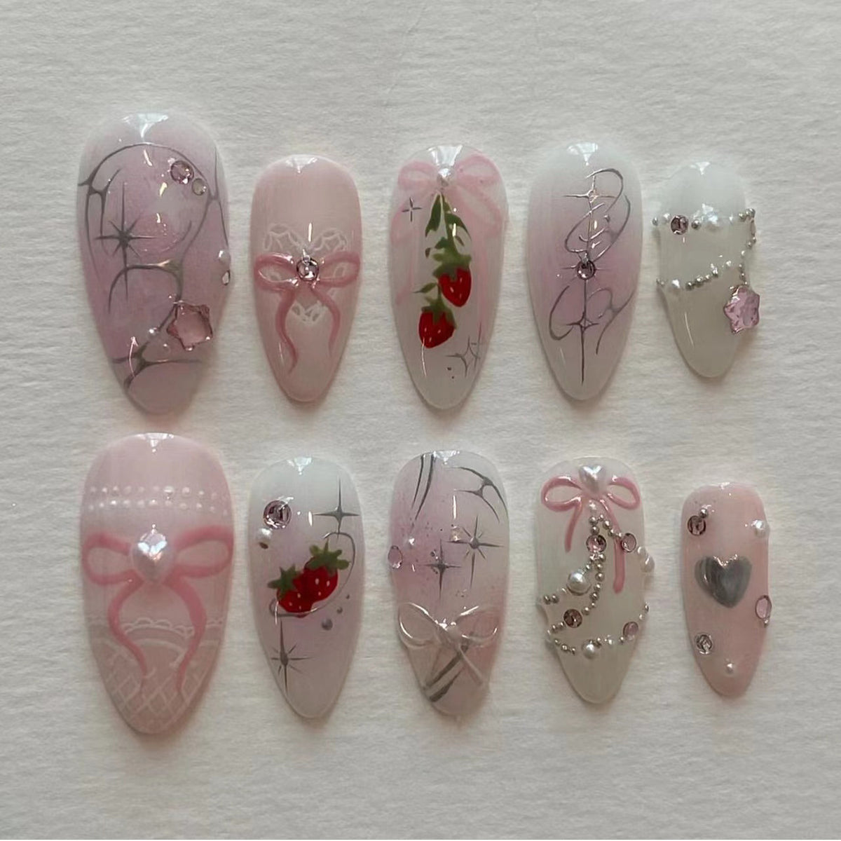 Künstliche Nagelkunst mit romantischem Design und Glitzerakzenten Brehn
