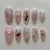 Künstliche Nagelkunst mit romantischem Design und Glitzerakzenten Brehn