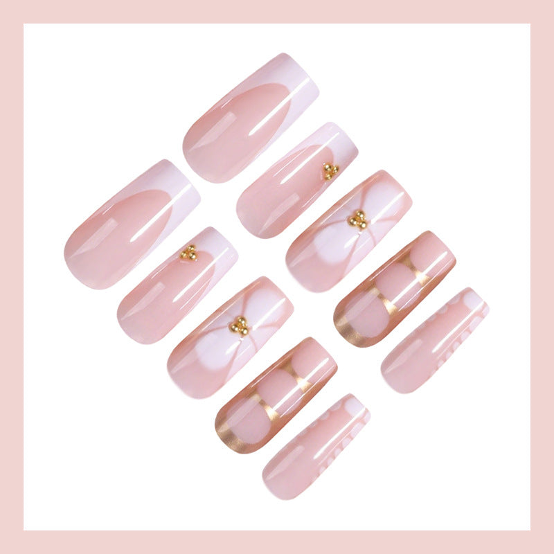 Kunstnagelset mit eleganten Goldverzierungen und romantischen Akzenten Brehn