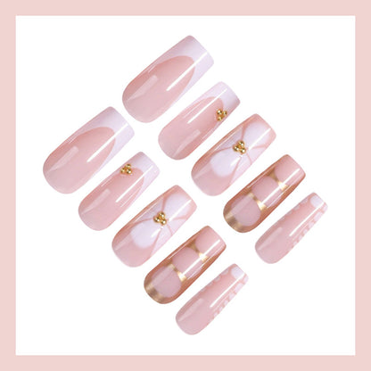 Kunstnagelset mit eleganten Goldverzierungen und romantischen Akzenten Brehn
