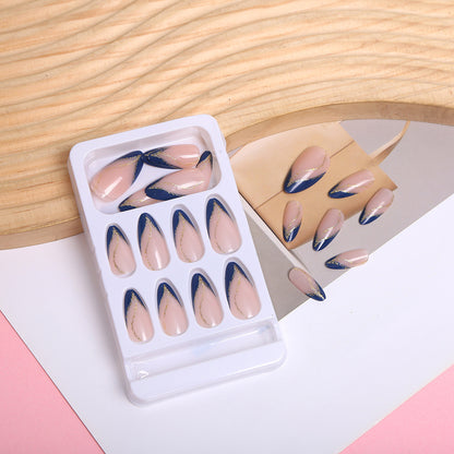 Künstlerisches Nageldesign mit eleganten goldenen Akzenten Brehn