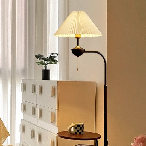 Elegante Stehlampe mit Faltenschirm