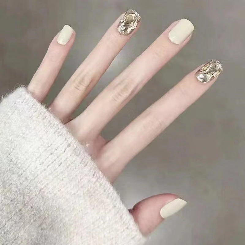 Kunstvolle Nail Art mit Glitzer-Akzenten Brehn