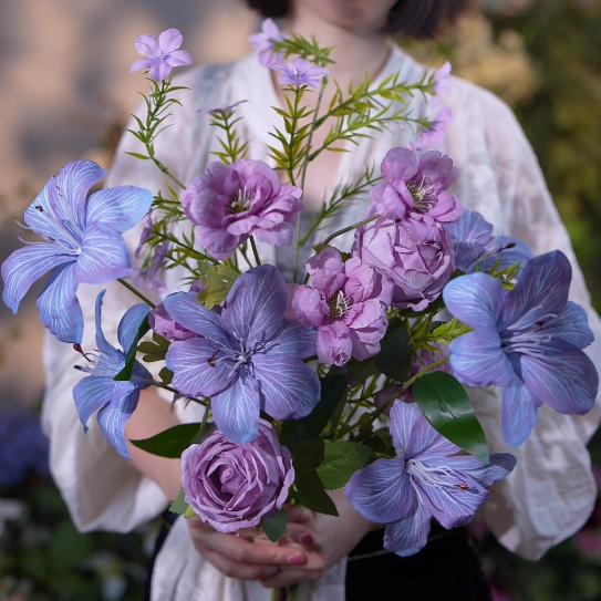 Lebensechtes Blumenstrauß-Arrangement