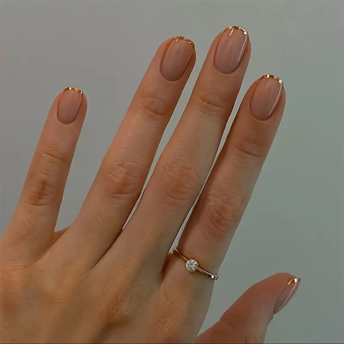 Nagelkunstset mit eleganten Goldakzenten Brehn
