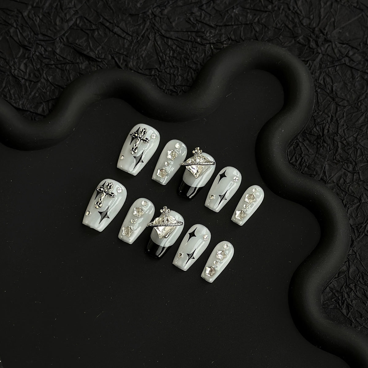 Dekorativer Press-On Nagelkunstset mit Kreuzdesigns