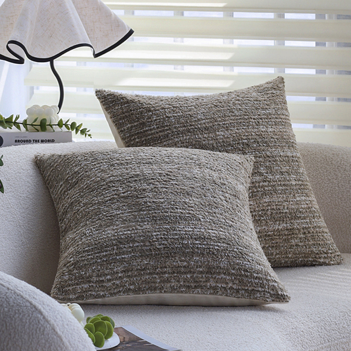 Quadratischer Kissenbezug aus weicher Chenille-Bouclé mit gerippter Textur Brehn
