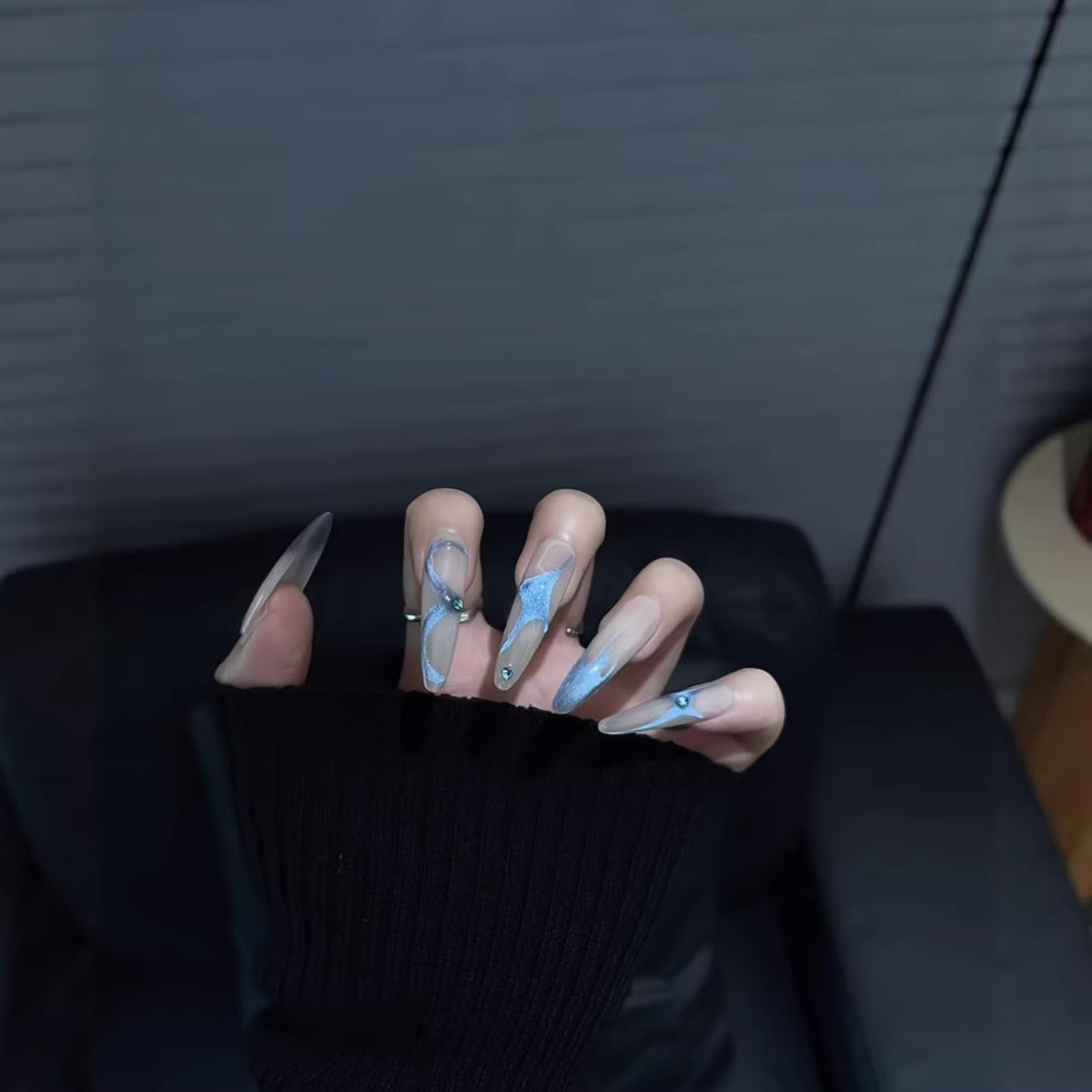 Faszinierende, mit Kristallen besetzte Stiletto-Nagelspitzen